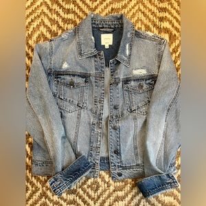 Medium washed denim jacket. Great condition. Sized up for layering options.